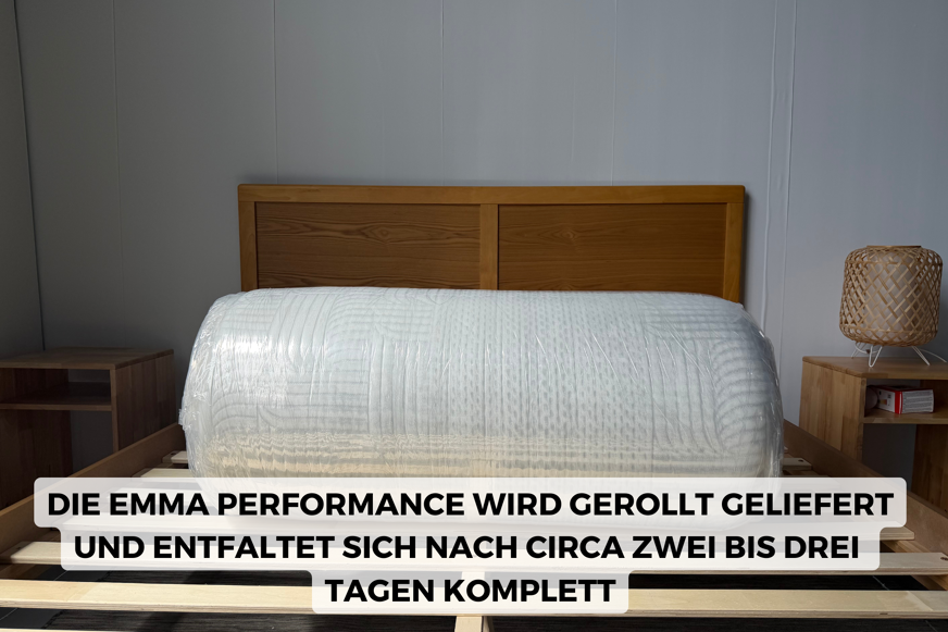 Die Emma Performance Matratze liegt vakuumiert auf einem Bett